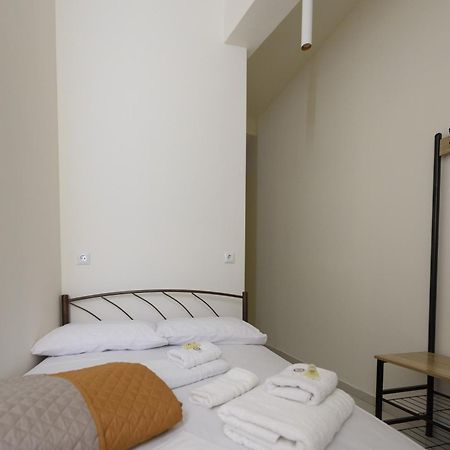 Athens Commercial Luaran gambar