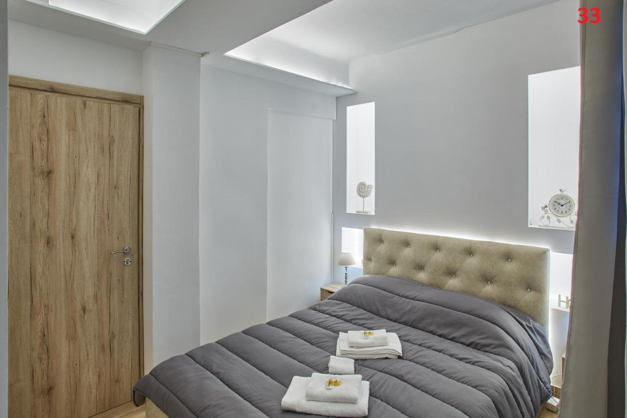 Athens Commercial Luaran gambar