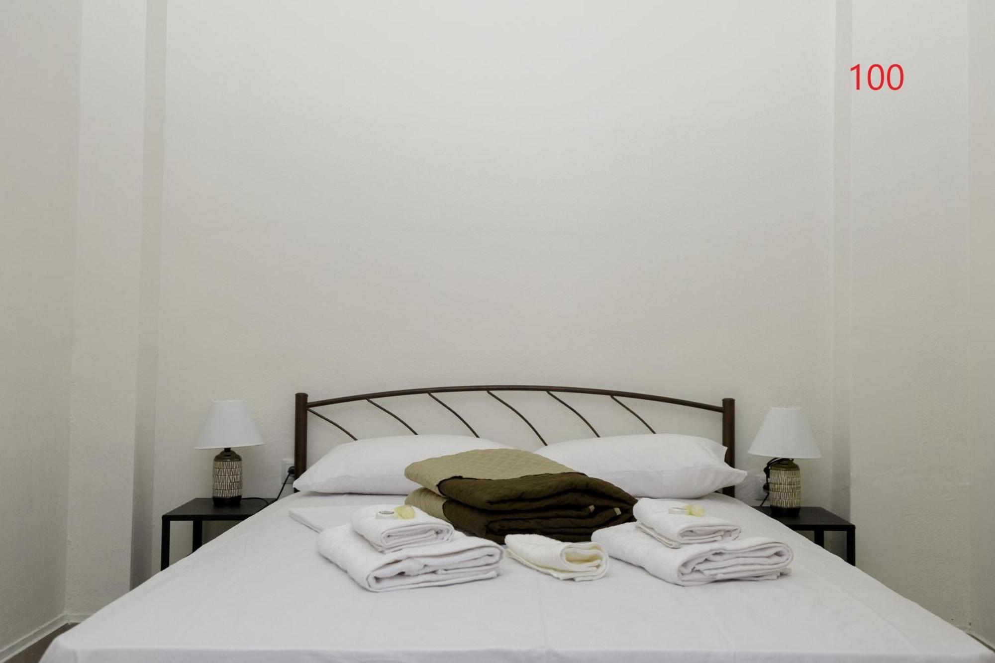 Athens Commercial Luaran gambar