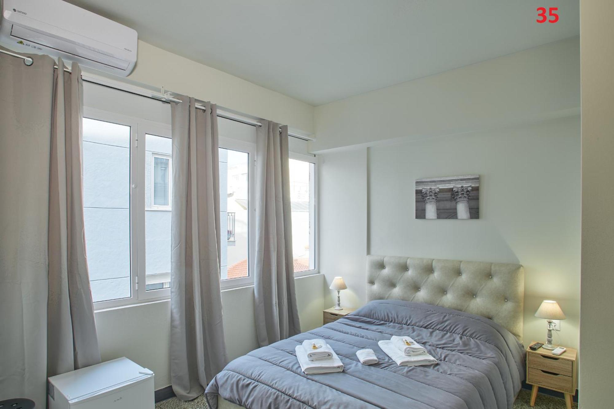 Athens Commercial Luaran gambar